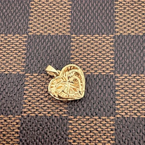 Intricate Gold Heart Necklace - Picture 1 of 4